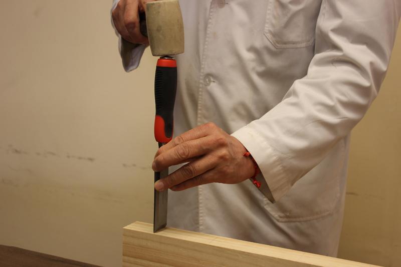 Marcado de zonas de corte con formón.(Archivo CNCR, Miori, G. 2018)