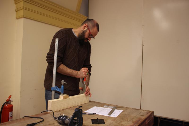 Marcado de zonas de corte con formón. (Archivo CNCR, Miori, G. 2018)