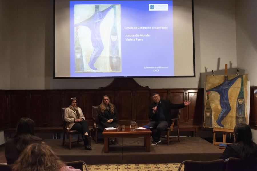 Cecilia García Huidobro, Directora MVP junto a Carolina Ossa, Conservadora jefe LPC y Juan Manuel Martínez, historiador.