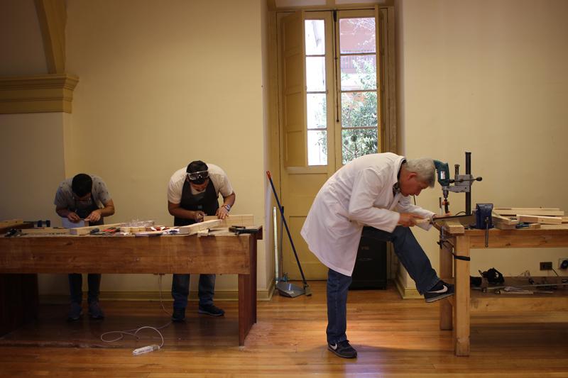 Alumnos realizando ejercicio de fabricación de ensambles. (Archivo CNCR, Miori, G. 2018)