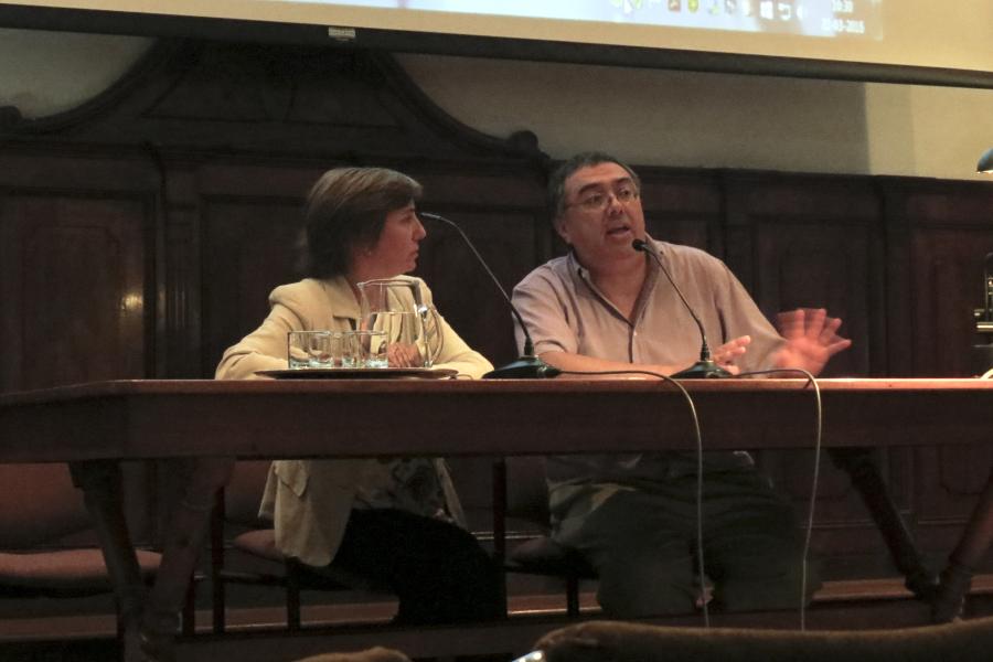 Ángela Benavente, Conservadora, y Juan Manuel Martínez, Historiador, Laboratorio de Pintura CNCR. (Reveco, G. 2016)