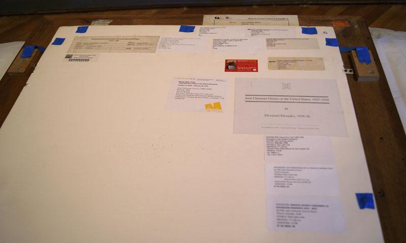 Reverso de la obra &quot;Elevado&quot;