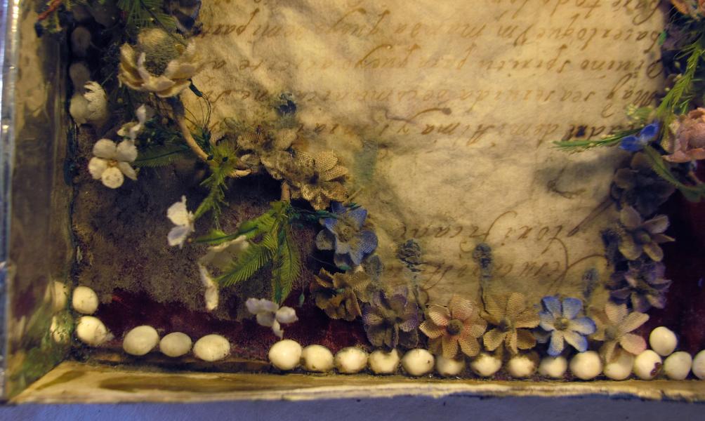 Detalle del terciopelo antes de la limpieza