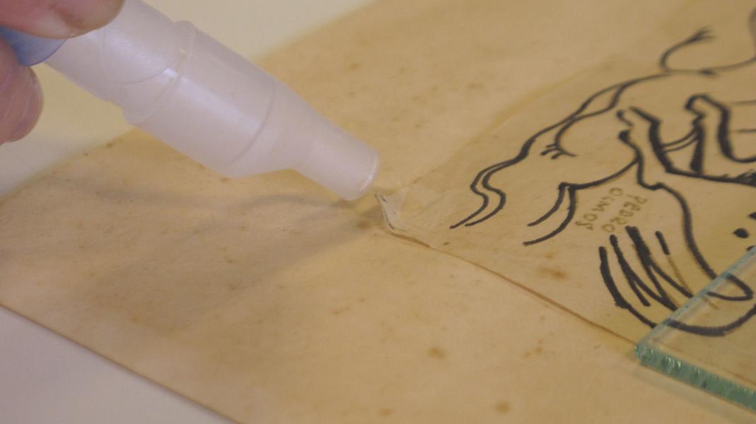 Inicio del trabajo de desprendimiento del soporte de la obra &quot;La atajada&quot;, Archivo CNCR ( Correa, S. 2015 )