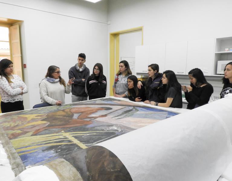 Estudiantes visitando el Laboratorio de Pintura