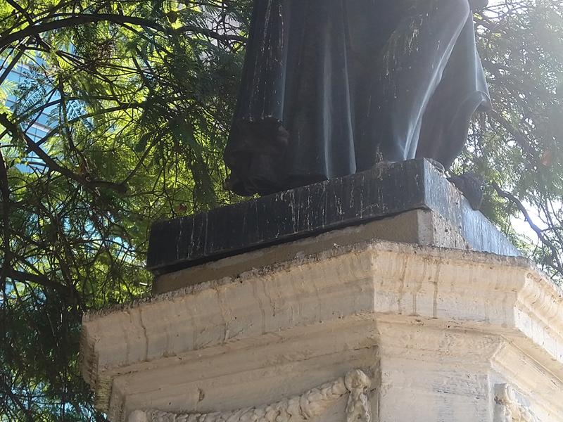 Detalle desplazamiento Monumento Público “Ramón Freire”