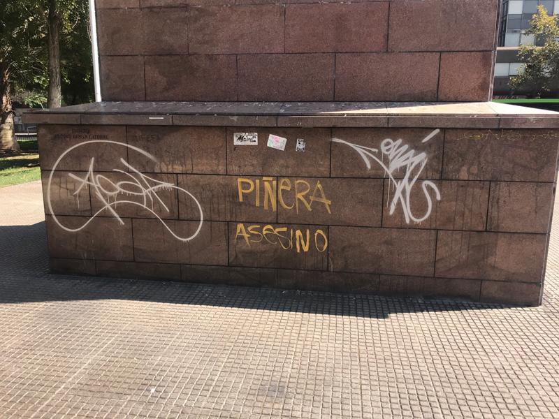 Detalle de grafiti y materiales adheridos en base de Monumento Público “Lord Cochrane”