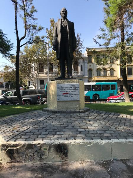 Detalle de manchas en base por acción del fuego en Monumento Público “Francisco Morazán”