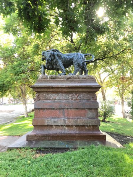 Grafitis y múltiples capas de pintura en la base del Monumento Público “La comunidad suiza en Chile 1810-1910-2010”