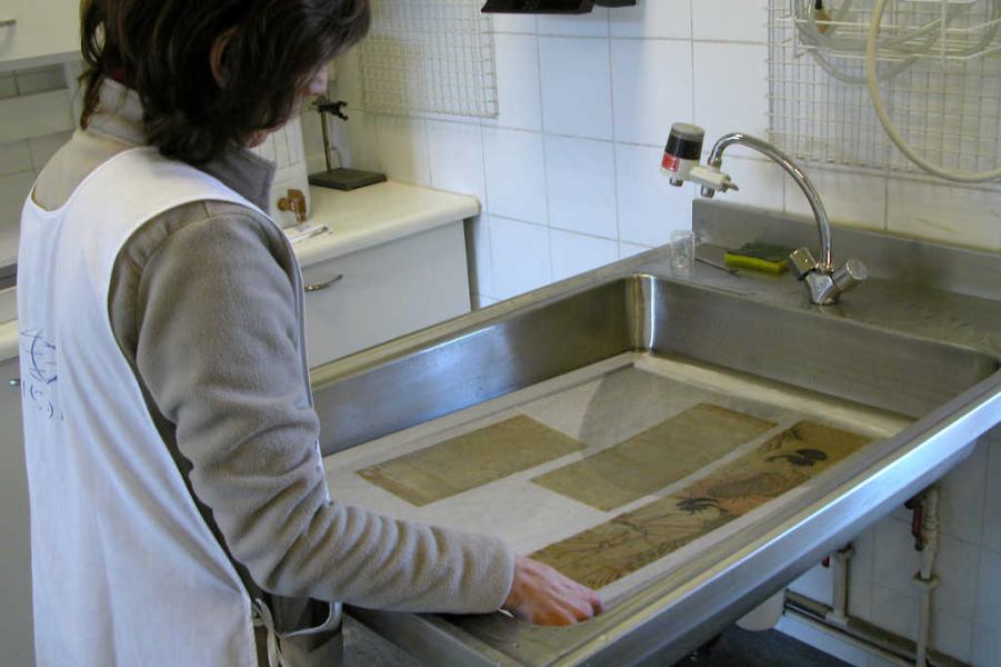 Intervención: lavado Dos mujeres en el balcón y Dos muchachas (2)