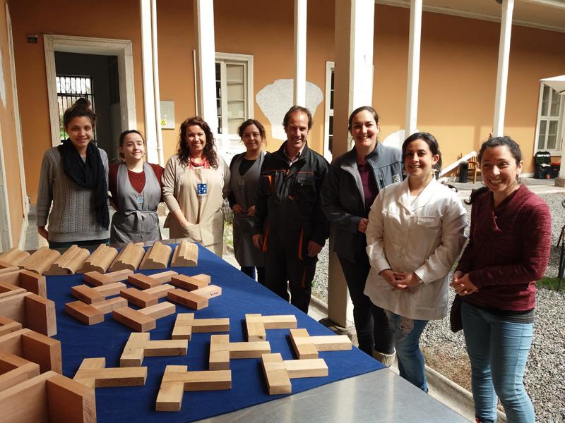 Participantes del curso junto a sus trabajos
