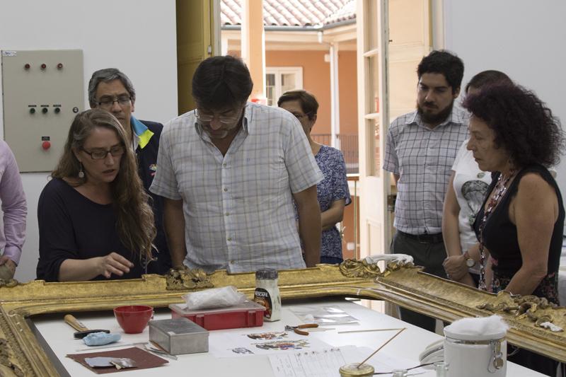 Carolina Ossa,conservadora jefa del Laboratorio de Pintura, explica la restauración de un marco