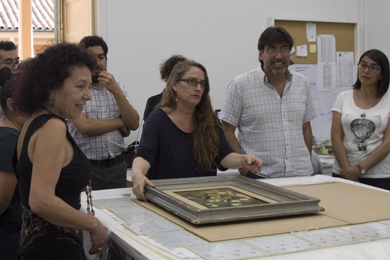 Se muestran los deterioros de la obra de Juan Francisco González &quot;Campánulas&quot;.