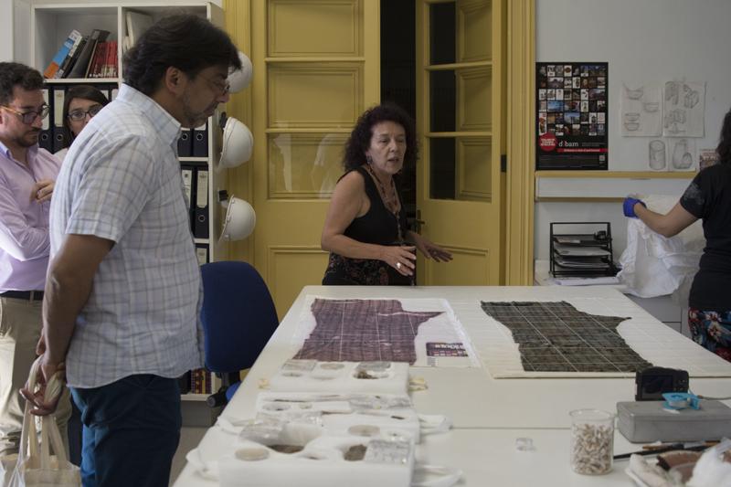 El alcalde Jadue escucha la explicación de la directora del CNCR Roxana Seguel.