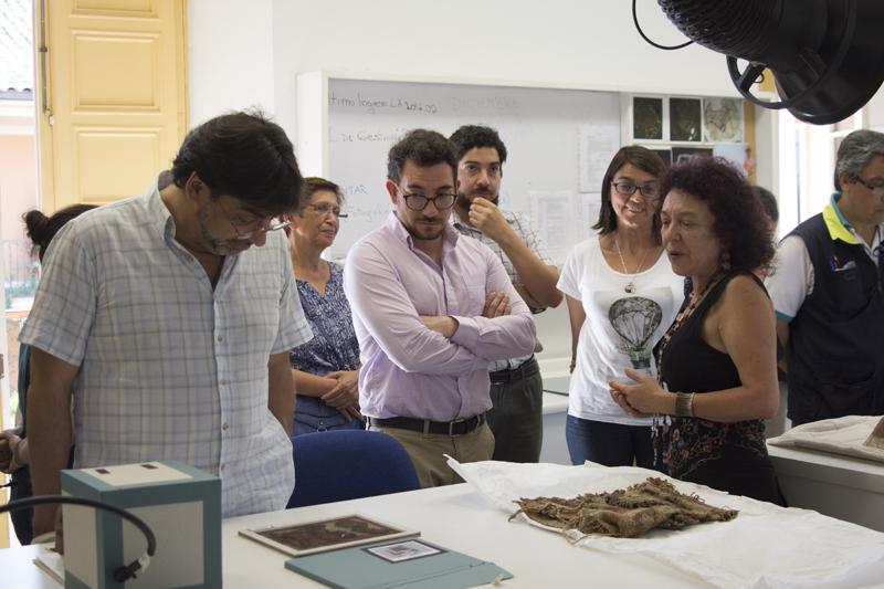 La visita sigue en el Laboratorio de Arqueología observando restos de textiles.