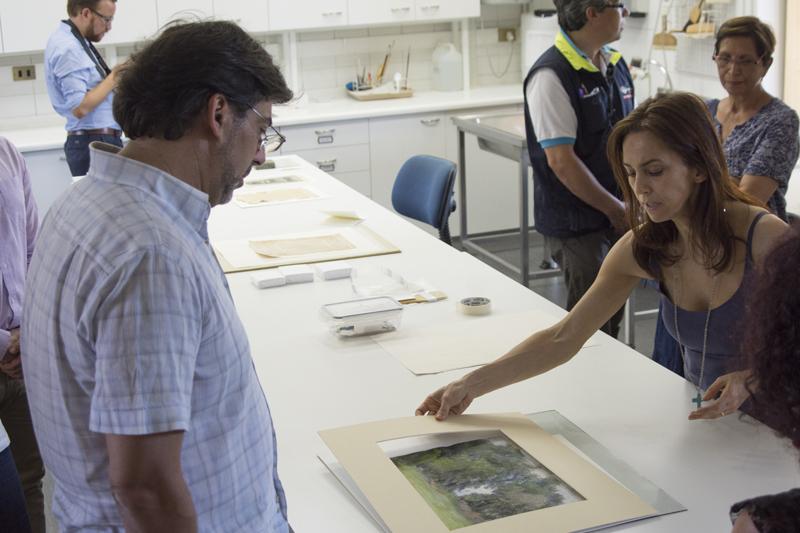 En Papel y Libros, se explica el proceso sobre una pintura óleo sobre papel.