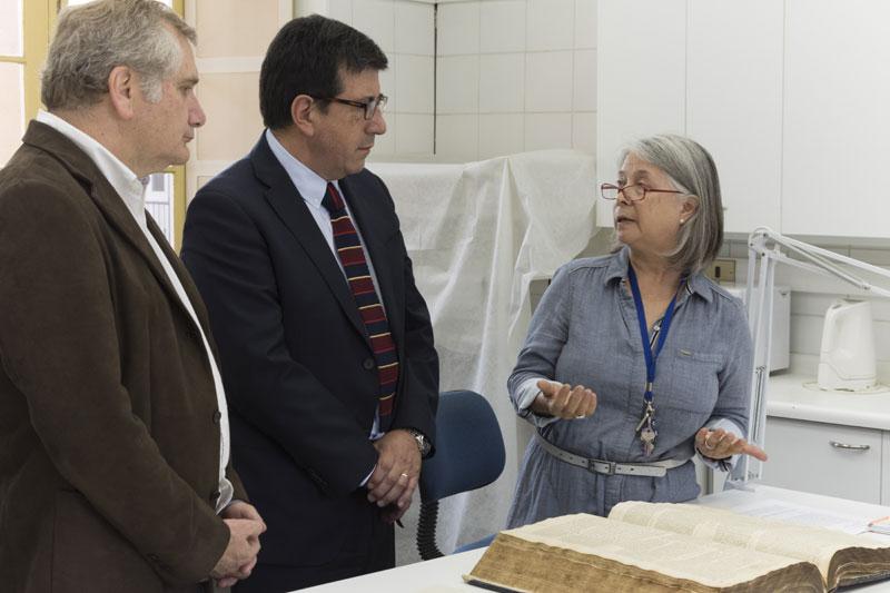En el Laboratorio de Papel y Libros En el Laboratorio de Papel y Libros