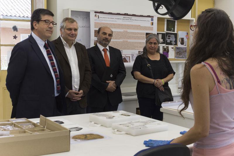 Autoridades de la Dibam y Conicyt en el Laboratorio de Arqueología Autoridades de la Dibam y Conicyt en el Laboratorio de Arqueología
