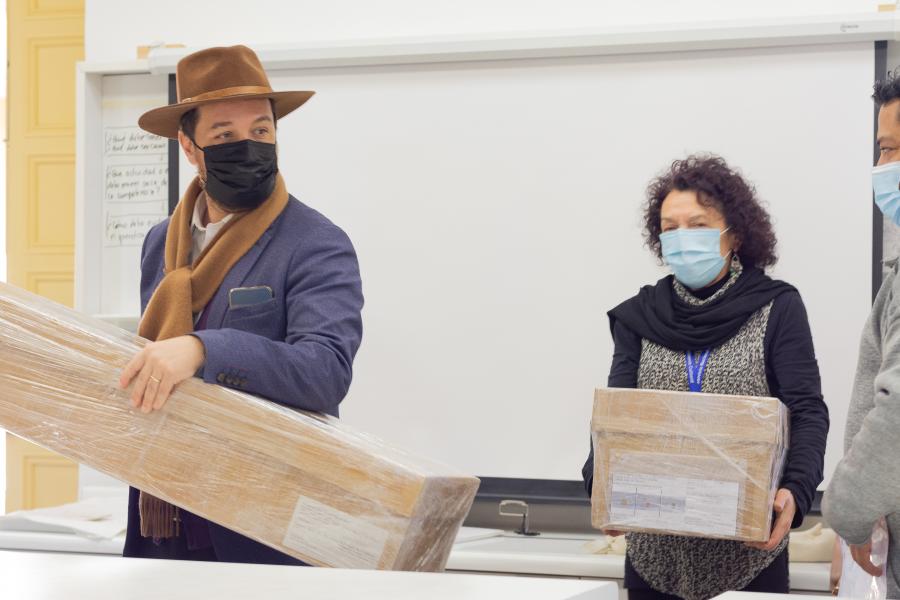 Autoridades trasladando los contenedores