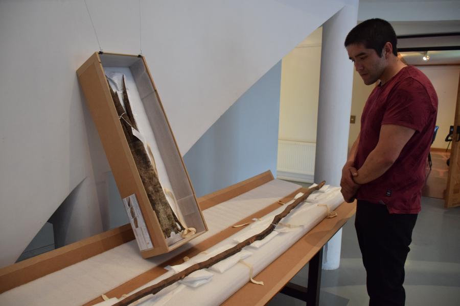 Visitantes durante la exposición de la segunda restitución de la colección