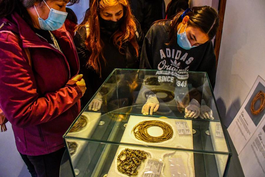 Exposición de objetos restituidos desde el Museo Nacional de Historia Natural
