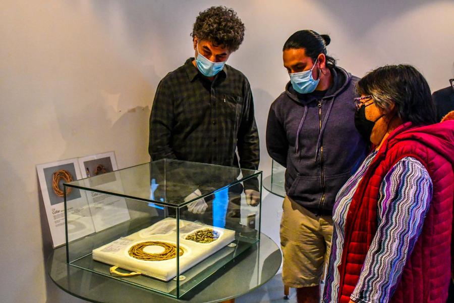 El Director del museo Alberto Serrano junto a representantes de la comunidad Yagán