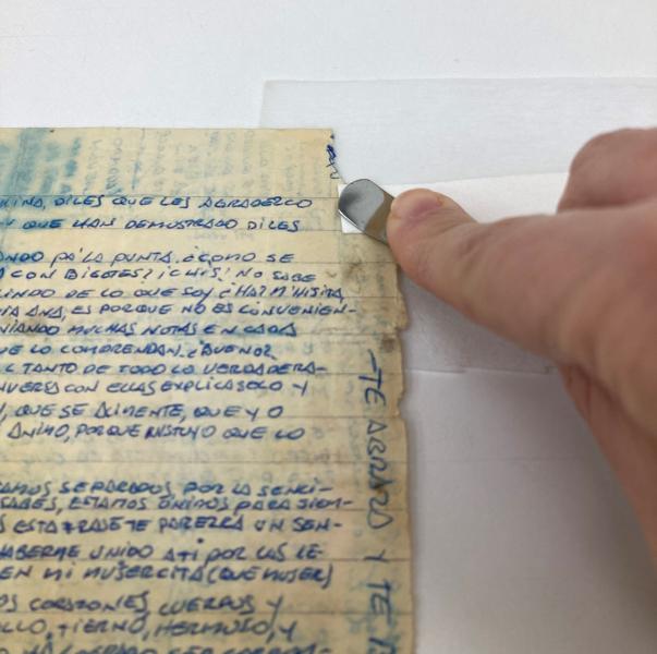 Desbastando con bisturí bordes del facsímil