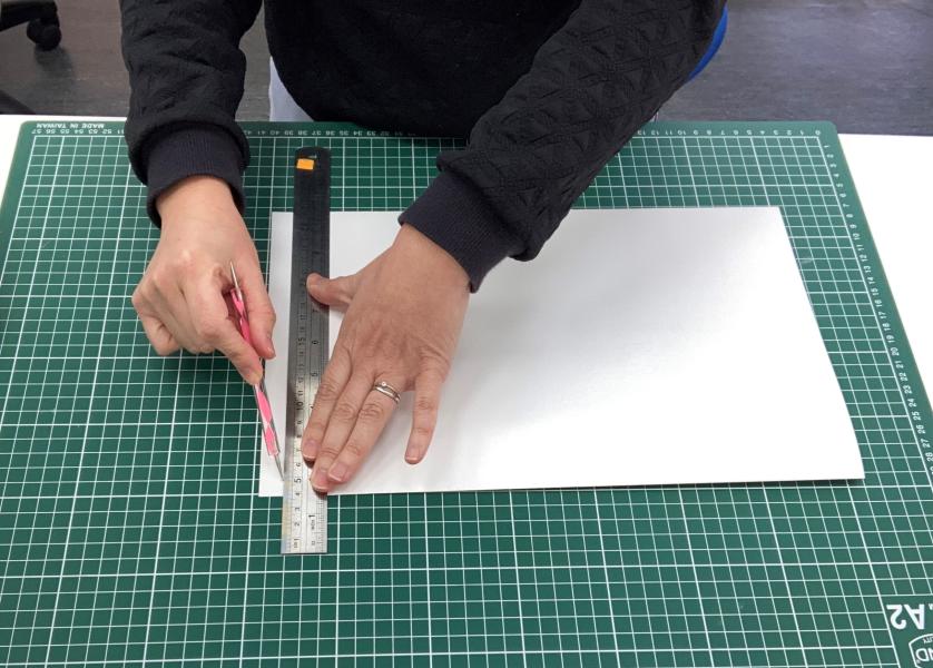 Confección de sobres para resguardar cartas de correspondencia