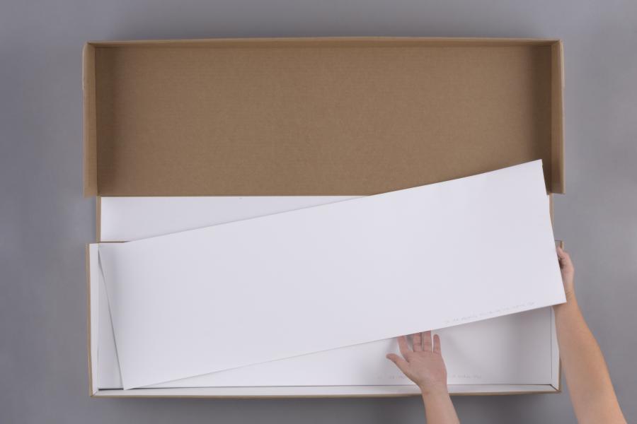 Figura 63. Caja de conservación tipo clamshell para todos los sismogramas de un mismo terremoto, con carpetas en su interior (Fotografía: Pérez Vigneaux, T. 2022. Archivo CNCR. UDVI1794.166) UDVI1794.166.jpg