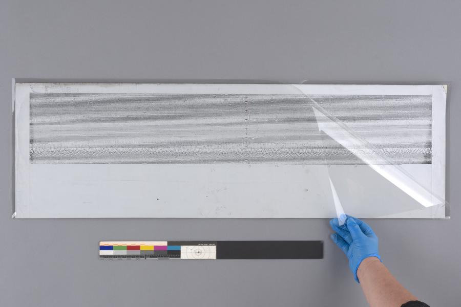 Figura 59. Sismograma terremoto de Taltal 1966. Anverso final general en carpeta de mylar Sismograma núm. 43 (Fotografía: Pérez VIgneaux, T. 2022. Archivo CNCR. UDVI1932.26) UDVI1932.26.jpg