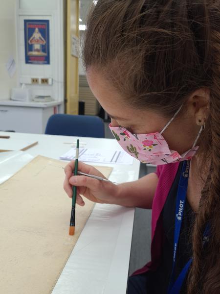 Figura 30. Proceso de eliminación de cinta adhesiva de papel desde el reverso del sismograma núm. 28 del terremoto de Valdivia de 1960 (Fotografía: Hortuvia Atenas, V. 2021. Archivo CNCR. UPGD886.31). UPGD886.31