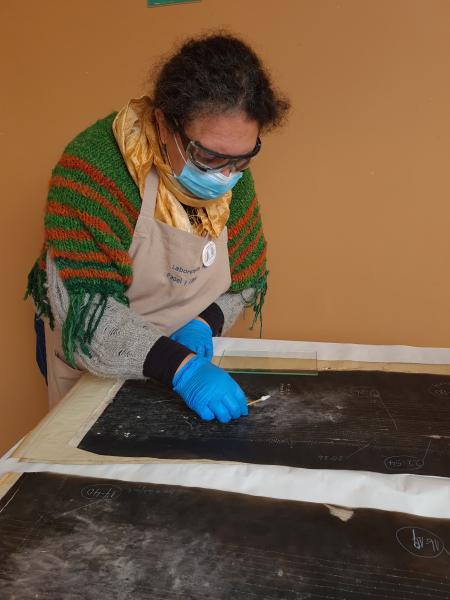 Figura 35. Proceso de desinfección de sismogramas afectados por hongos (Fotografía: Pradenas Farías, C. 2021. Archivo CNCR. UPGD901.06). UPGD901.06