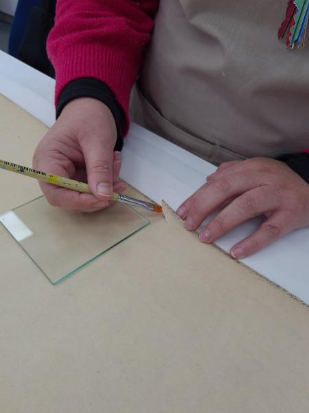 Figura 43. Proceso de unión de rasgados en sismogramas (Fotografía: Pinilla Rodríguez, O. 2022. Archivo CNCR. UPGD901.37) UPGD901.37.jpg