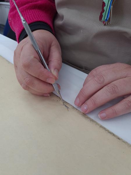 Figura 44. Proceso de unión de rasgados en sismogramas (Fotografía: Pinilla Rodríguez, O. 2022. Archivo CNCR. UPGD901.38) UPGD901.38.jpg