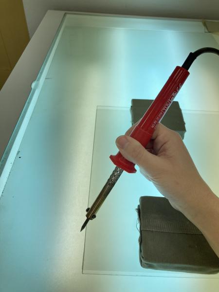 Figura 57. Elaboración de encapsulado de mylar (Fotografía: Hortuvia Atenas, V. 2022. Archivo CNCR. UPGD903.25). UPGD903.25.jpeg