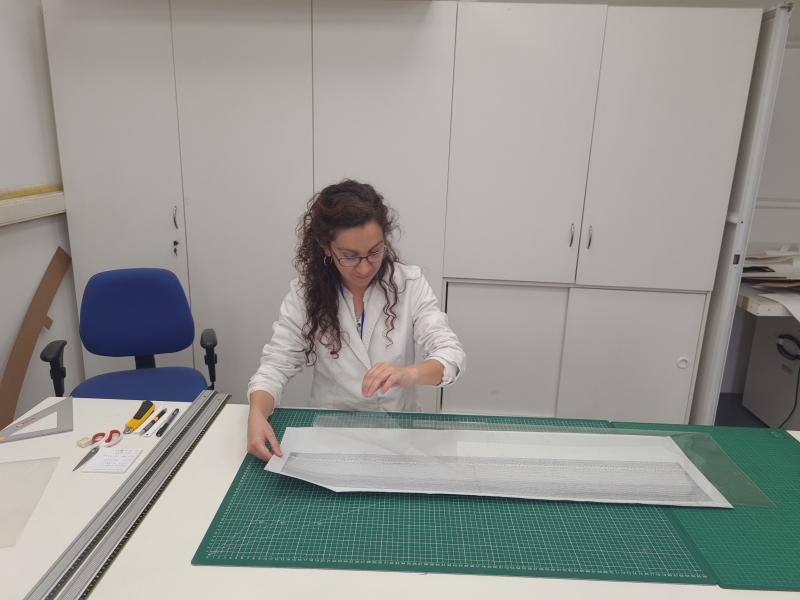 Figura 58. Elaboración de encapsulado de mylar (Fotografía: Hortuvia Atenas, V. 2022. Archivo CNCR. UPGD903.26). UPGD903.26.jpg