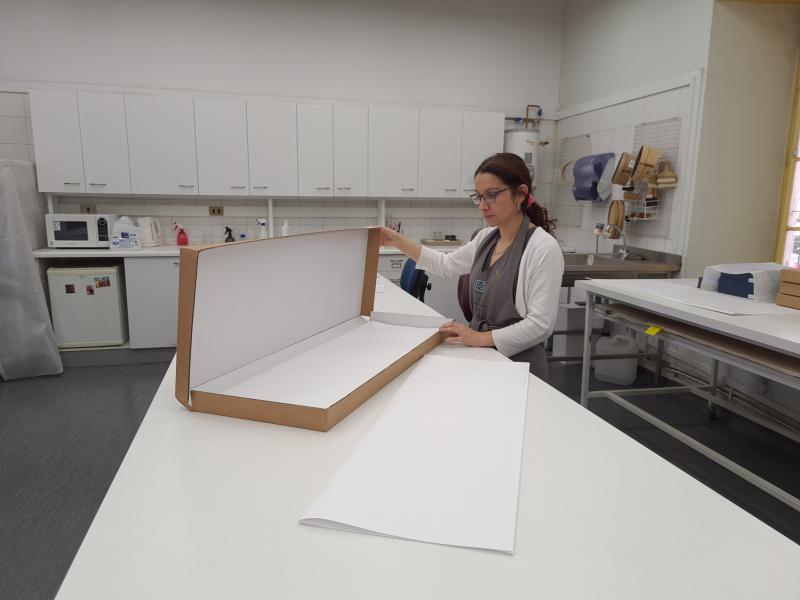 Figura 56. Proceso de elaboración de caja de conservación tipo clamshell para todos los sismogramas de un mismo terremoto (Fotografía: Hortuvia Atenas, V. 2022. Archivo CNCR. UPGD907.24) UPGD907.24.jpg