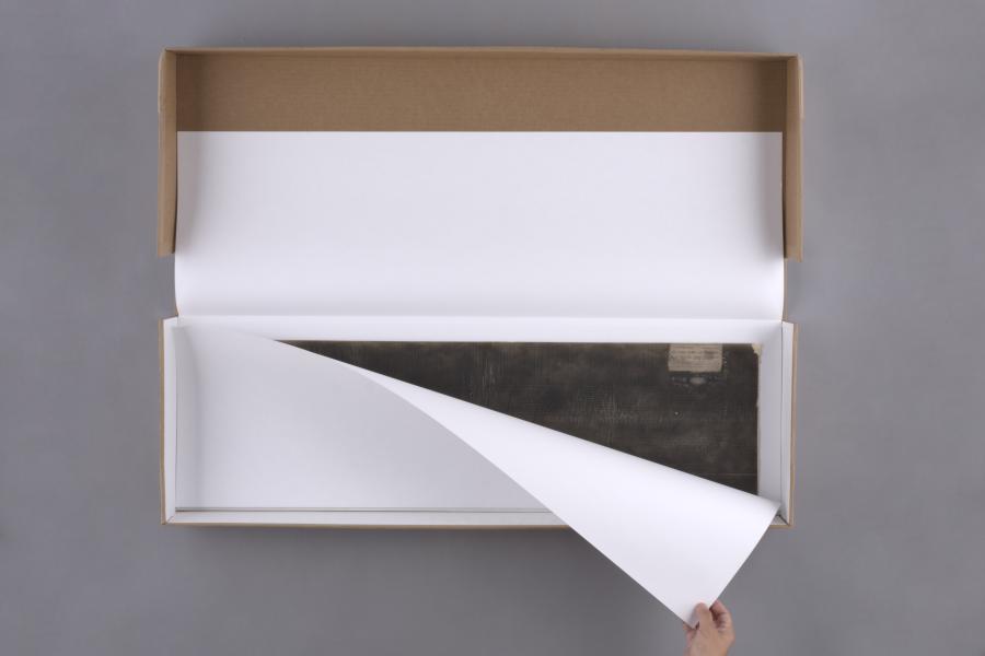 Figura 64. Caja de conservación tipo clamshell para todos los sismogramas de un mismo terremoto, con carpetas en su interior  (Fotografía: Pérez Vigneaux, T. 2022. Archivo CNCR. UDVI1794.167) udvi1794.167.jpg