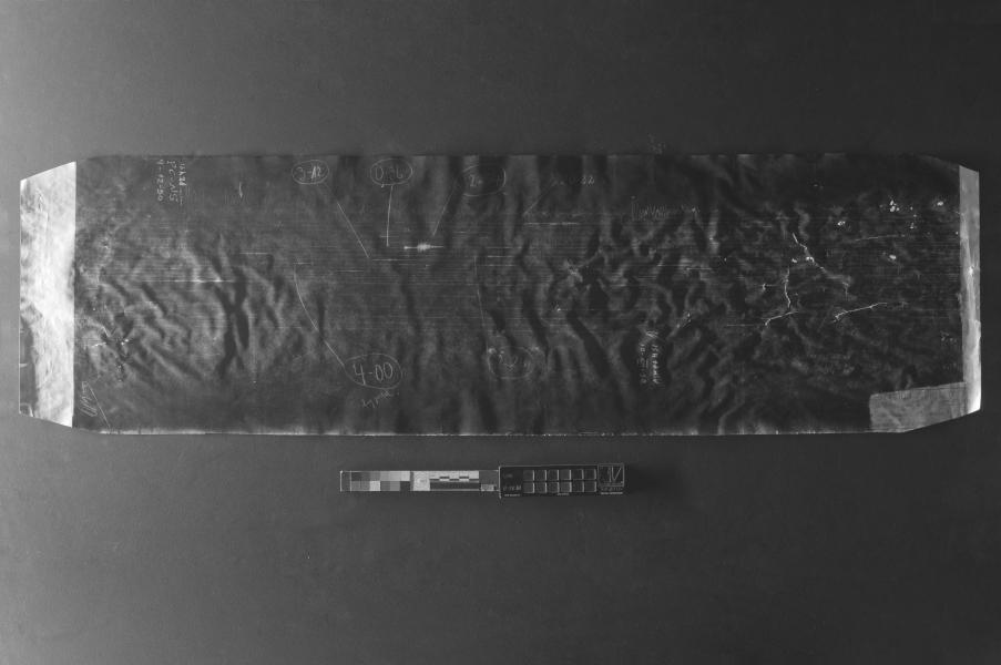 Figura 45. Anverso. Vista frontal de sismograma núm. 11 del terremoto de Calama de 1950 con luz rasante, antes del tratamiento (Fotografía: Monteverde Puig, P. 2022. Archivo CNCR. UDVI1913.05) udvi1913.05.jpg