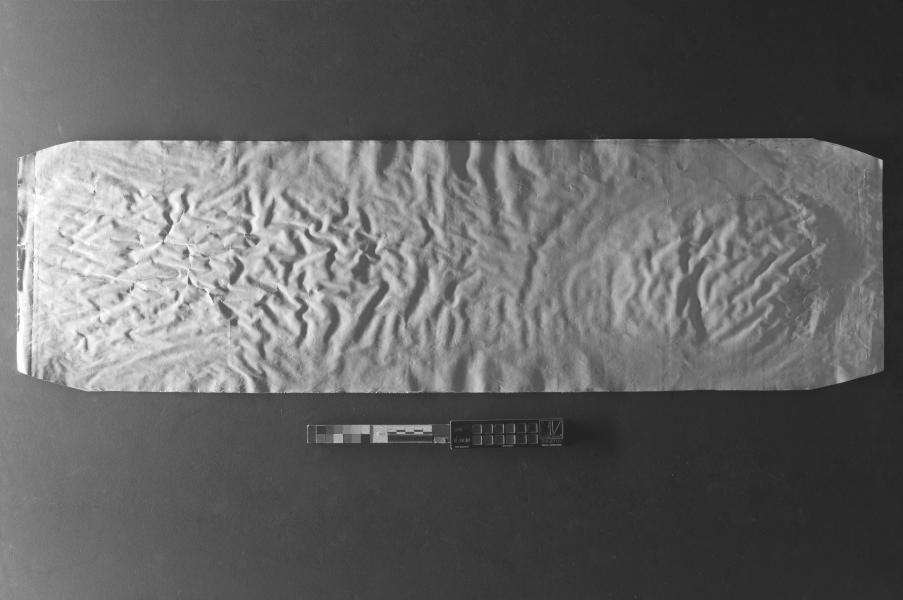 Figura 47. Reverso. Vista frontal de sismograma núm.  11 del terremoto de Calama de 1950 con luz rasante, antes del tratamiento (Fotografía: Monteverde Puig, P. 2022. Archivo CNCR. UDVI1913.06) udvi1913.06.jpg