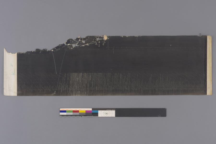 Figura 49. Anverso. Vista frontal de sismograma núm.  13 del terremoto de Calama de 1950 con luz visible. Antes del tratamiento (Fotografía: Pérez Vigneaux, T. 2022. Archivo CNCR. UDVI1913.13) udvi1913.13.jpg