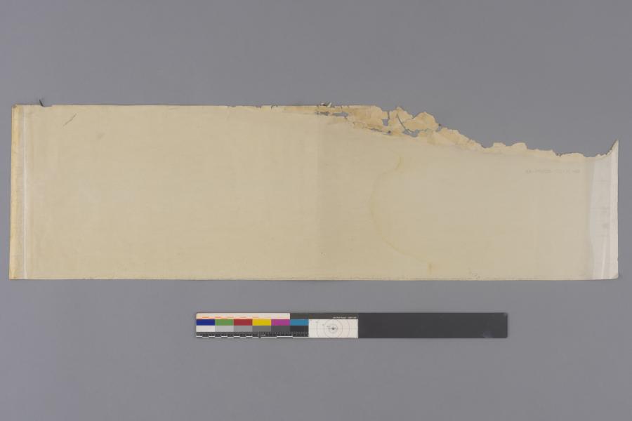 Figura 51. Reverso. Vista frontal de sismograma núm.  13 del terremoto de Calama de 1950 con luz visible. Antes del tratamiento (Fotografía: Pérez Vigneaux, T. 2022. Archivo CNCR. UDVI1913.14) udvi1913.14.jpg