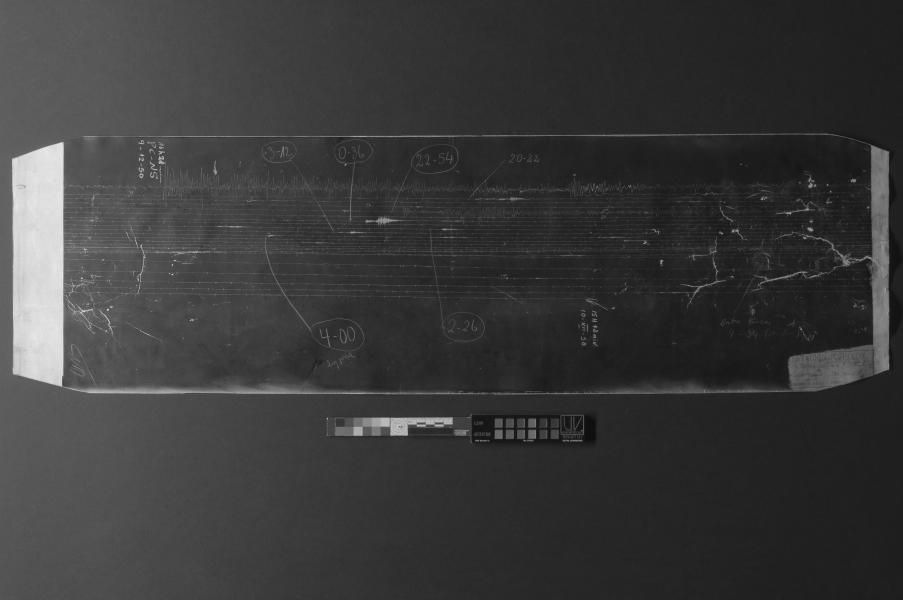 Figura 46. Anverso. Vista frontal de sismograma núm.  11 del terremoto de Calama de 1950 con luz rasante, después del tratamiento (Fotografía: Monteverde Puig, P. 2022. Archivo CNCR. UDVI1913.33) udvi1913.33.jpg