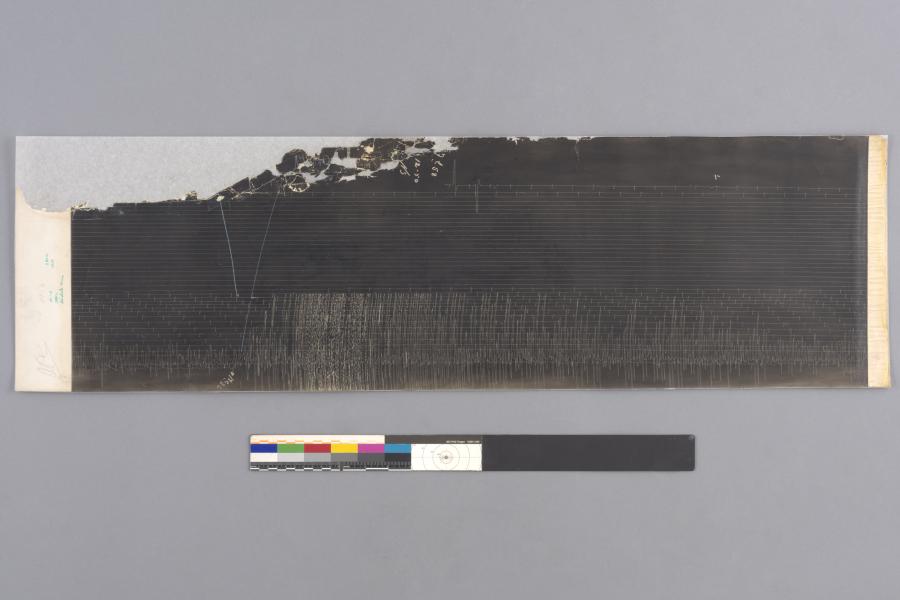 Figura 50. Anverso. Vista frontal de sismograma núm.  13 del terremoto de Calama de 1950 con luz visible. Después del tratamiento (Fotografía: Pérez Vigneaux, T. 2022. Archivo CNCR. UDVI1913.39) udvi1913.39.jpg