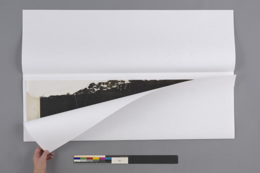 Figura 60. Vista de carpeta de dos aletas parcialmente abierta (Fotografía: Pérez Vigneaux, T. 2022. Archivo CNCR. UDVI1913.58) udvi1913.58.jpg