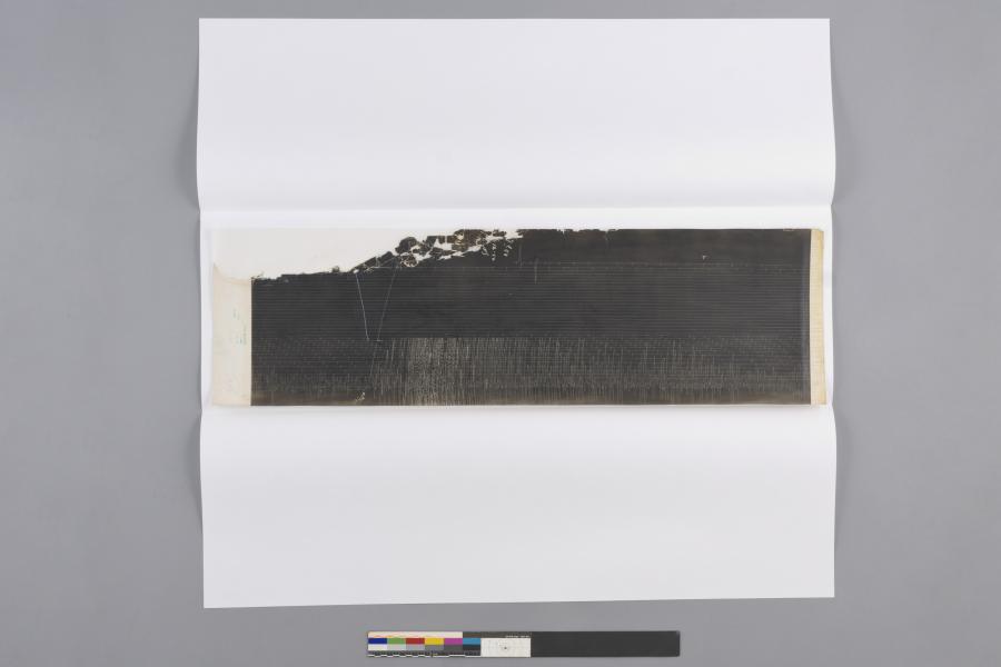 Figura 61. Vista de carpeta de dos aletas  abierta con sismograma en su interior (Fotografía: Pérez Vigneaux, T. 2022. Archivo CNCR. UDVI1913.59) udvi1913.59.jpg