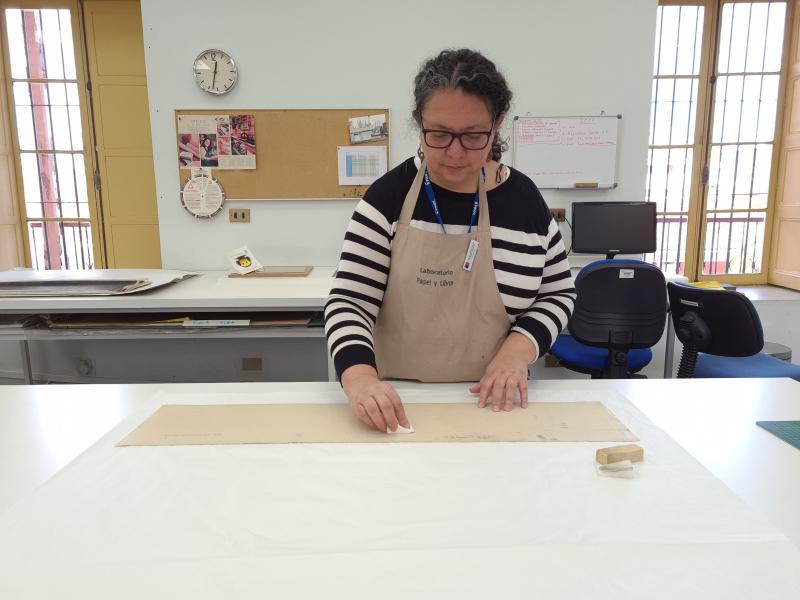 Figura 22. Proceso de limpieza superficial con esponjas (Fotografía: Pradenas Farías, C. 2021. Archivo CNCR. UPGD886.23). upgd886.23.jpg