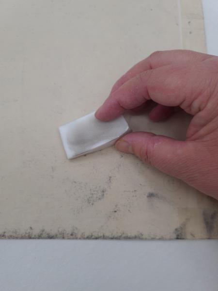 Figura 23. Detalle del proceso de limpieza superficial con esponja (Fotografía: Hortuvia Atenas, V. 2021. Archivo UPGD886.24). upgd886.24.jpg