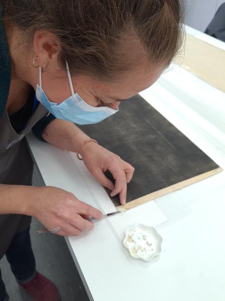 Figura 25. Proceso de reducción de manchas en sismograma núm. 29 del terremoto de Valdivia 1960 (Fotografía: Hortuvia Atenas, V. 2021. Archivo CNCR. UPGD886.36). upgd886.36.jpg