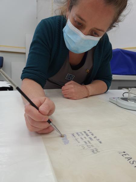 Figura 33. Aplicación de ciclododecano para sismograma núm.  37  del terremoto de 1960 (Fotografía: Hortuvia Atenas, V. 2021. Archivo CNCR. UPGD886.51). upgd886.51.jpg.jpg